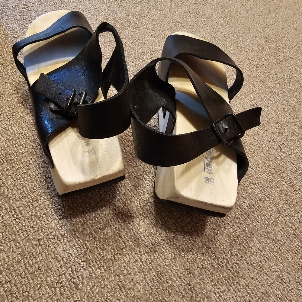 Elegant Black Leather Sandals, SIZE 39 - Picture 2 of 3